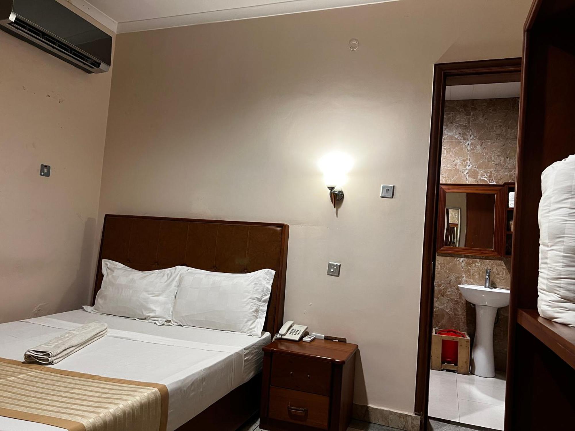 K27 Premier Backpackers Hostel Dar es Salaam Bagian luar foto